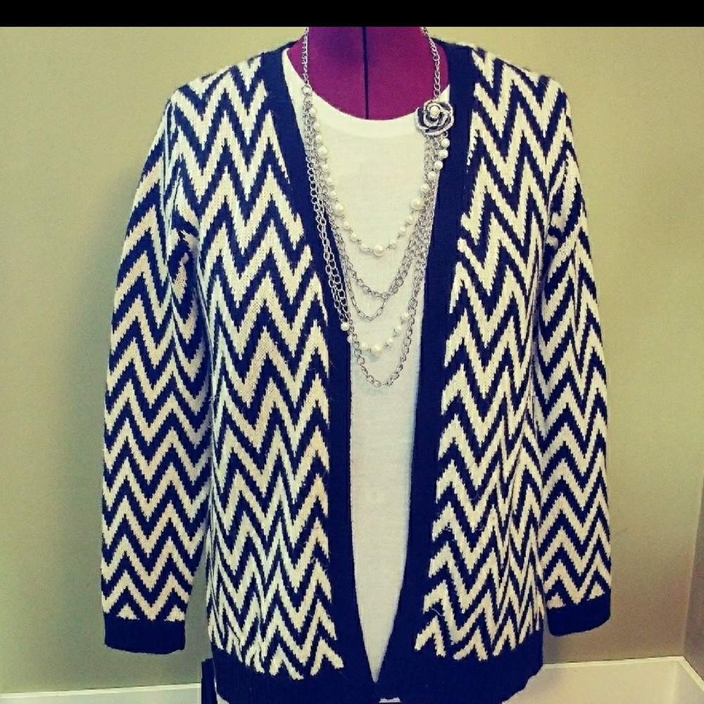89th & Madison Black and White Chevron Open-Front Cardigan